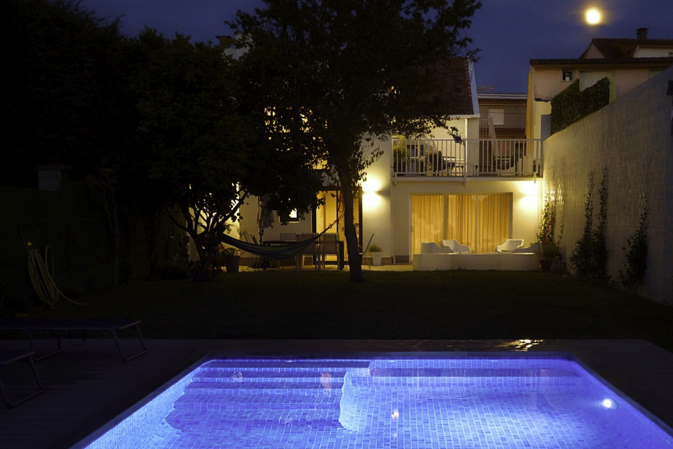 la piscina por la noche